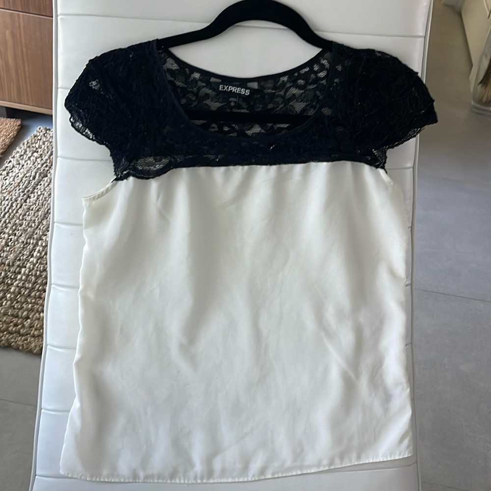 EXPRESS XS IVORY AND BLACK TOP LACE BLACK DETAIL LOOSE FIT CAP SLEEVE